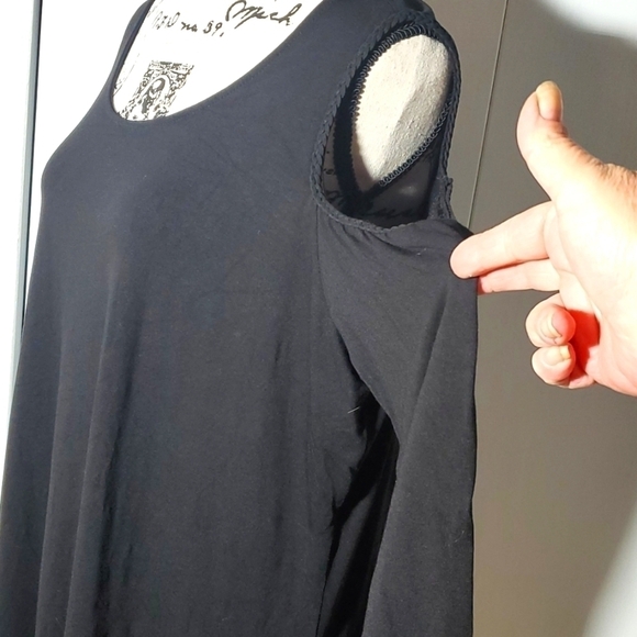 Kim & Cami- Women's Black Cold Shoulder Top Sz. 1X - Picture 2 of 4